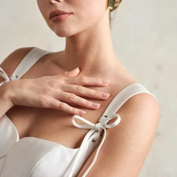 Elegant White Bridal Gown - Picture 4 of 6